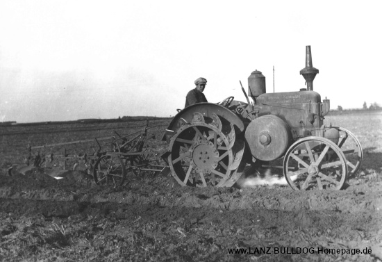 22/38 Schweröl-Radschlepper beim Pflügen (Arthur Wiere)